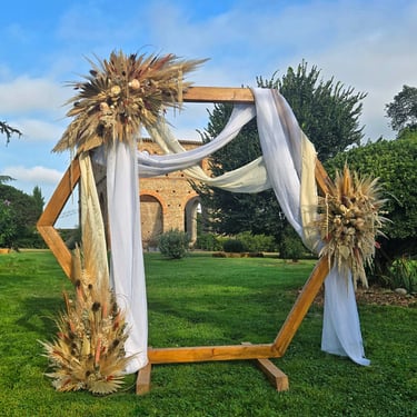 Décoration extérieure de mariage, bouquet de fleurs séchées, créée par l'Ensorce'Fleurs