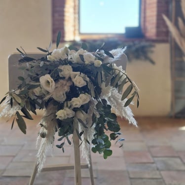 Décoration florale en fleurs séchées, tons blanc et vert, créée par l'Ensorce'Fleurs