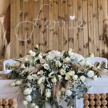 Centre de table de mariage, fleurs séchées, tons blanc et écru, créé par l'Ensorce'Fleurs