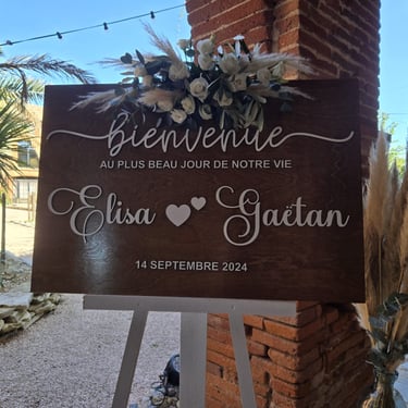 Décoration florale de mariage, fleurs séchées, tons blanc et vert, créée par l'Ensorce'Fleurs