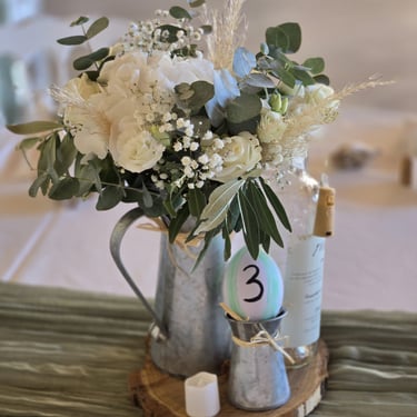 Bouquet, centre de table en fleurs séchées, tons blanc et vert, créé par l'Ensorce'Fleurs