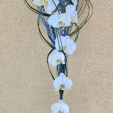 Décoration florale, fleurs séchées, tons blanc et bleu, créée par l'Ensorce'Fleurs