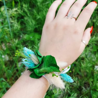 Bracelet floral de mariage, fleurs séchées, tons blanc et bleu, créé par l'Ensorce'Fleurs