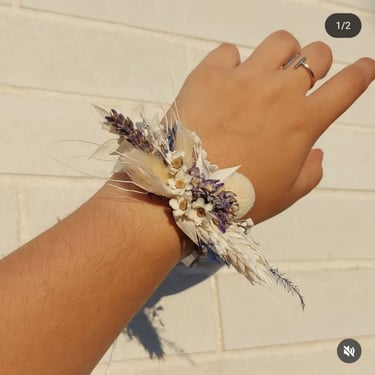 Bracelet floral de mariage, fleurs séchées, tons violet et blanc, créé par l'Ensorce'Fleurs