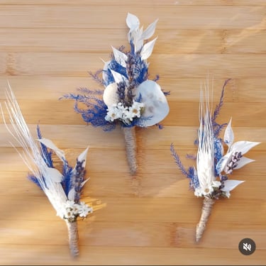 Petits bouquets de mariage, fleurs séchées, tons blanc et bleu, créés par l'Ensorce'Fleurs