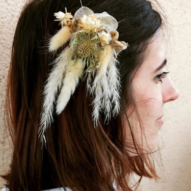 Décoration florale de tête pour mariage, fleurs séchées, ton blanc, créée par l'Ensorce'Fleurs