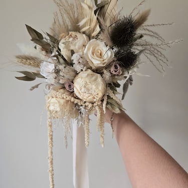 Bouquet de mariage, fleurs séchées tons blanc, écru et noir, réalisé par l'Ensorce'Fleurs