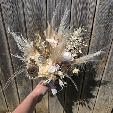 Bouquet de mariée en fleurs séchées, tons beige et blanc, réalisé par l'Ensorce'Fleurs
