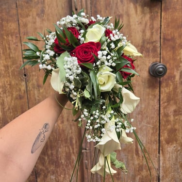 Bouquet de fleurs séchées, tons rouge et blanc, créé par l'Ensorce'Fleurs