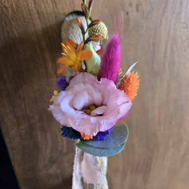 Décoration de porte en fleurs séchées, multicolores, réalisée par l'Ensorce'Fleurs
