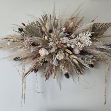 Décoration murale, fleurs séchées, tons écru, blanc, terracotta, créée par l'Ensorce'Fleurs pour un mariage