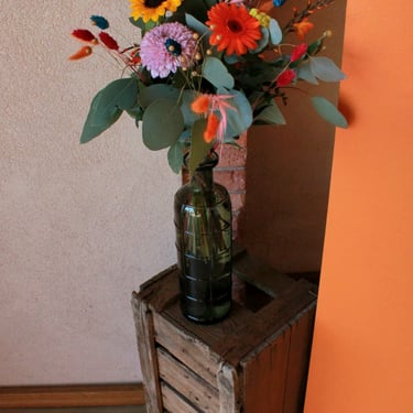 Bouquet de fleurs séchées, multicolores, dans vase en verre, réalisé par l'Ensorce'Fleurs
