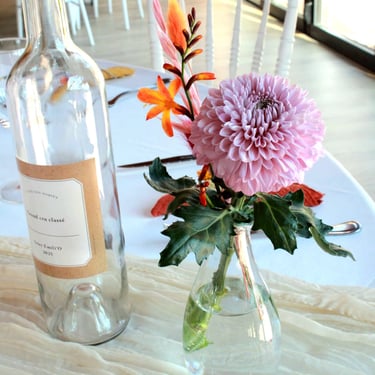 Décoration de table de mariage, fleurs séchées, tons rose et orange, dans vase en verre