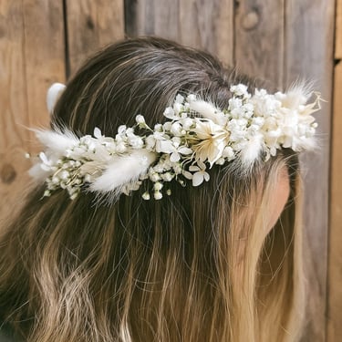 Couronne de fleurs séchées blanches, pour mariage, réalisée par l'Ensorce'Fleurs
