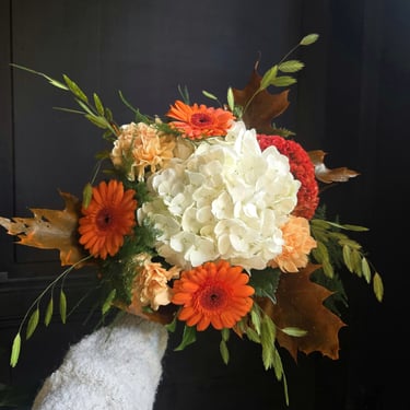 Bouquet de fleurs séchées, tons blanc et orange, crée par l'Ensorce'Fleurs