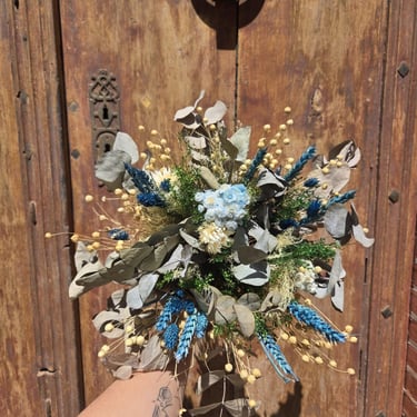 Bouquet de fleurs séchées, tons gris, bleu, écru, réalisé par l'Ensorce'Fleurs