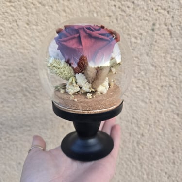 Décoration sous cloche de verre : rose éternelle et graminées séchées, réalisée par l'Ensorce'Fleurs