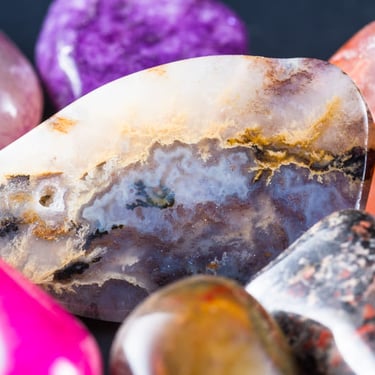 piedras naturales de diferentes colores