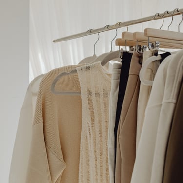 perchero-con-ropa-femenina