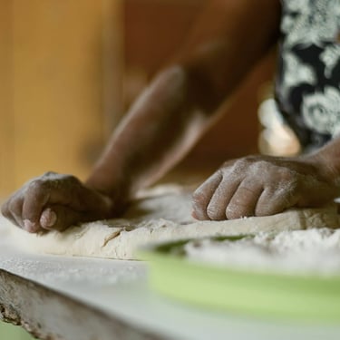 Neurilene Cruz making bread, member of Sumimi Restaurant. Três Unidos Village; Manaus/AM, Brazil - 2016.