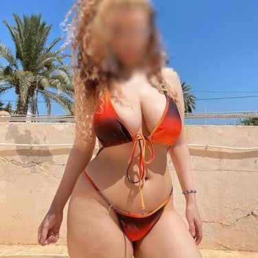 Bikini y sol, lista para calentar tu día.  Cica escort