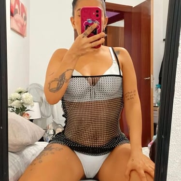 chica escort en Sabadell haciendo un selfi en una cama en ropa interior blanca y con las piernas abiertas