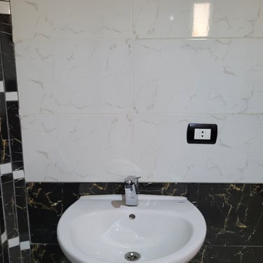 Lavabo boutique con enchufe eléctrico de 24h para carga y afeitado en un Estudio Premium