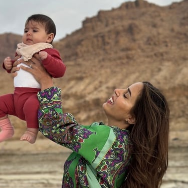 familia en el mar muerto de Jordania durante un viaje organizado con Exclusive Jordan