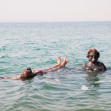 madre e hija dentro del mar muerto de jordania durante un viaje organizado con Exclusive Jordan