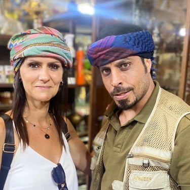 beduino en petra junto a una chica durante un viaje organizado a Jordania con Exclusive Jordan