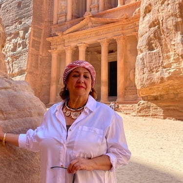 Al lado del tesoro de petra durante un viaje privado a Jordania con Exclusive Jordan