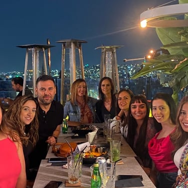 cena en rooftop district en Amán Jordania durante un viaje organizado en Jordania por Exclusive Jordan