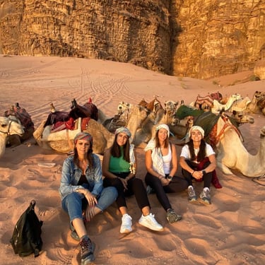 Amanecer en camello en wadi rum durante un viaje organizado a jordania con Exclusive Jordan