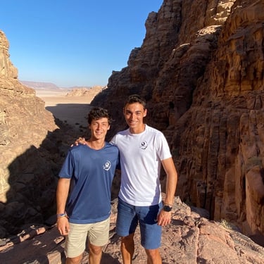 grupo de deportes de padel en Wadi Rum durante un viaje organizado a jordania con Exclusive Jordan