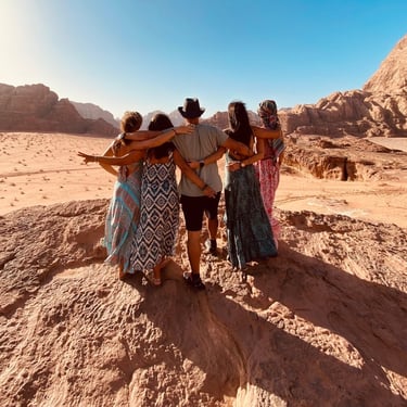 desierto de wai rum con grupo de chicas durante un viaje organizado a jordania con Exclusive Jordan