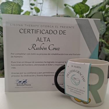 Regalo de certificado y taza como reconocimiento  finalizar rehabilitación física con éxito 