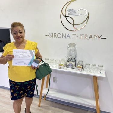 Paciente sonriendo con certificado de alta en fisioterapia después de completar su proceso de rehabilitación física en Sirona