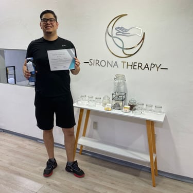 Paciente feliz mostrando su certificado por concluir su recuperación física con éxito en clínica Sirona Therapy.