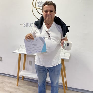 Paciente egresado de fisioterapia celebrando su avance con taza y certificado de Sirona Therapy.