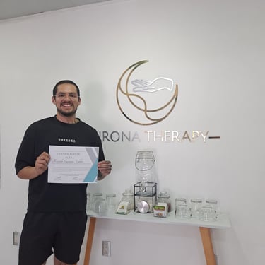 Hombre sonriendo sostiene con orgullo su certificado de alta y un regalo al completar exitosamente su proceso de rehabilitaci