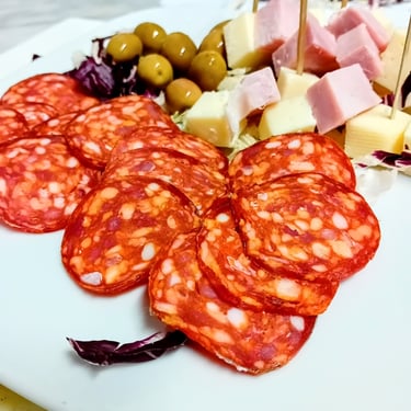 Antipasto di salame con olive e formaggio.