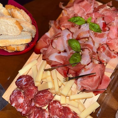taglieri di affettati, sardi, sardegna, cagliari, google.com, shishabar.casteddaiu.com