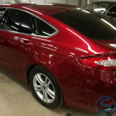 Automobilis su tamsintais stiklais stovėjimo aikštelėje.