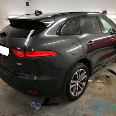 Automobilio modelis yra „Jaguar F-Pace“.