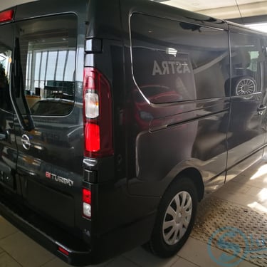 Juodas Opel Vivaro furgonas su tamsintais stiklais.