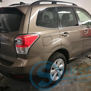 2015 m. „Subaru Forester“ su tamsintais langais