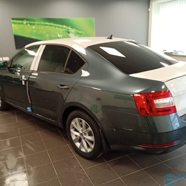 Pilkas automobilis Škoda Octavia