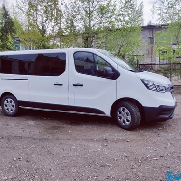 Balta "Renault Trafic" su tamsintais langais