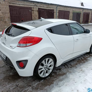 Balta „Hyundai Veloster“ su tamsintais langais