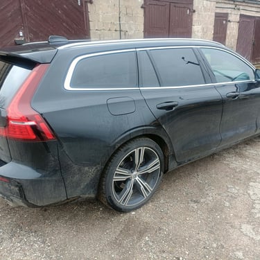 Juodas automobilis su tamsintais langais